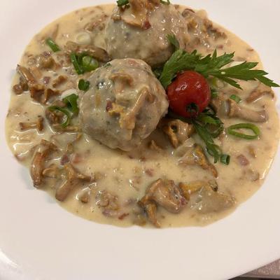 Semmelknodel Mit Pfifferlingen Gross